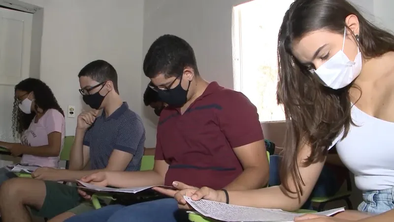 Jovem transforma casa em sala de aula: 'a educação é o melhor caminho'