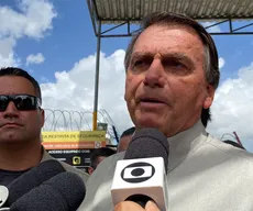 Bolsonaro desembarca em João Pessoa ao lado de Queiroga e Wellington Roberto