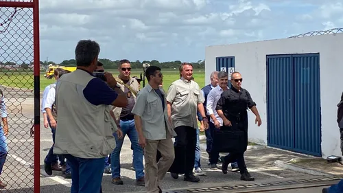 
				
					Bolsonaro desembarca em João Pessoa ao lado de Queiroga e Wellington Roberto
				
				