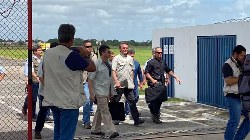 
				
					Bolsonaro desembarca em João Pessoa ao lado de Queiroga e Wellington Roberto
				
				