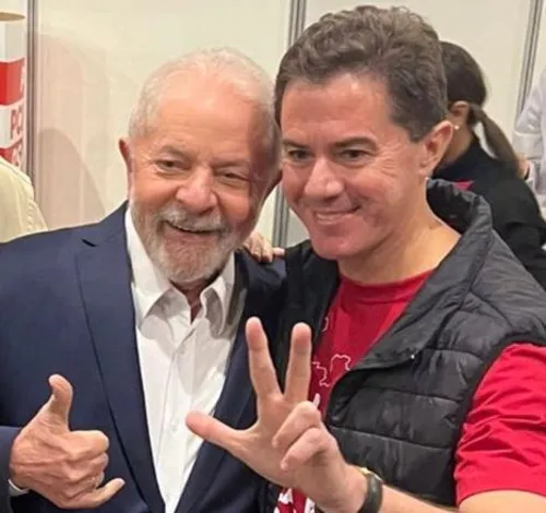 
				
					Azevêdo tenta 'colar imagem', mas é Veneziano quem aparece com prestígio e apoio de Lula na Paraíba
				
				