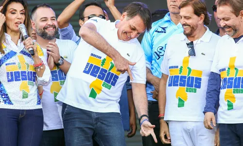 
                                        
                                            Bolsonaro apela para Auxílio Brasil de R$ 600, "voucher caminhoneiro" de R$ 1 mil e aumento do vale gás
                                        
                                        