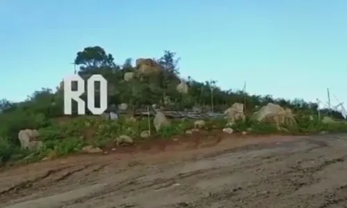 
                                        
                                            Fortes chuvas no Cariri derrubam letreiro da ‘Roliúde Nordestina’ em Cabaceiras, PB
                                        
                                        