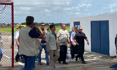 
				
					Bolsonaro desembarca em João Pessoa ao lado de Queiroga e Wellington Roberto
				
				