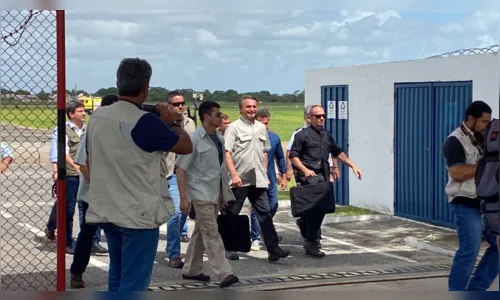 
				
					Bolsonaro desembarca em João Pessoa ao lado de Queiroga e Wellington Roberto
				
				