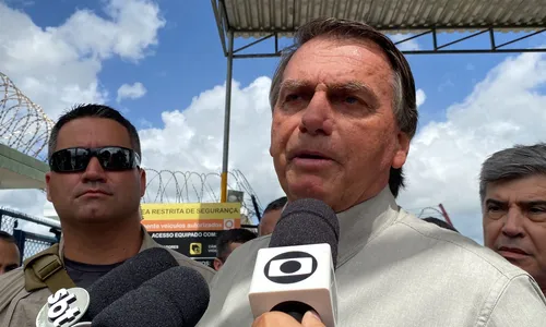 
                                        
                                            Bolsonaro desembarca em João Pessoa ao lado de Queiroga e Wellington Roberto
                                        
                                        