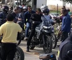 Sem capacete, Bolsonaro inicia motociata em Campina Grande levando Bruno Roberto na garupa