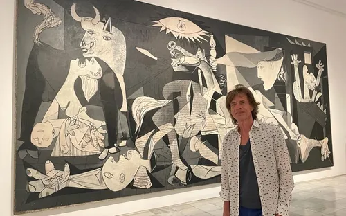 
				
					Mick Jagger é Mick Jagger. Ele pode tirar foto ao lado de uma das obras máximas de Pablo Picasso
				
				