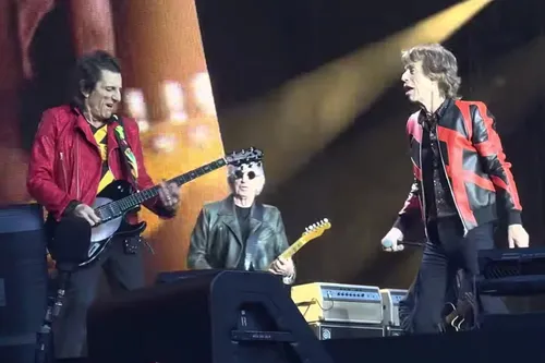 
				
					Em Liverpool, os Rolling Stones fazem homenagem aos Beatles tocando rock de Lennon e McCartney
				
				