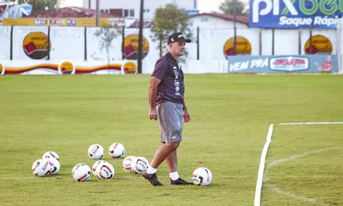 
                                        
                                            Schülle testa variação de esquema no Botafogo-PB, que deve reforçar o ataque
                                        
                                        