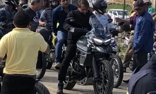 
                                        
                                            Sem capacete, Bolsonaro inicia motociata em Campina Grande levando Bruno Roberto na garupa
                                        
                                        