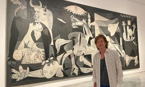 
                                        
                                            Mick Jagger é Mick Jagger. Ele pode tirar foto ao lado de uma das obras máximas de Pablo Picasso
                                        
                                        