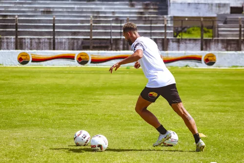 
				
					De férias no Brasil, Matheus Cunha faz treino físico no Botafogo-PB e ganha título de sócio do clube
				
				