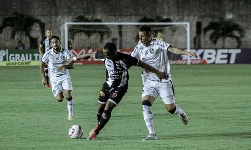 
                                        
                                            Árbitro registra em súmula que torcedor do Botafogo-PB atirou tênis na arbitragem
                                        
                                        