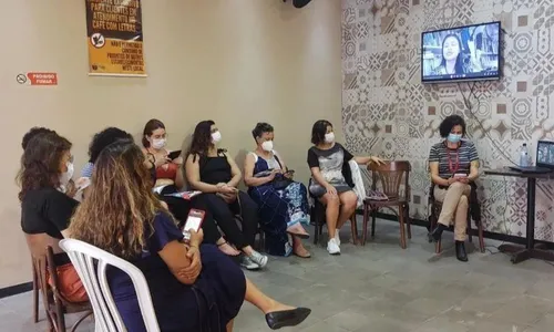 
                                        
                                            Projeto incentiva leitura coletiva de obras de autoras femininas, em Campina Grande
                                        
                                        