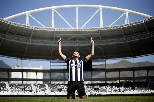 
				
					Tiquinho, do Botafogo, parabeniza Aldeone pela ida do Sousa à final do Paraibano 2023
				
				