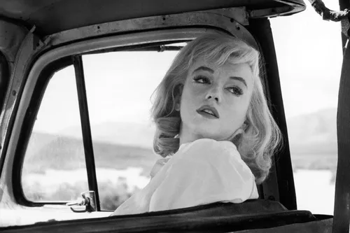 
				
					Marilyn Monroe morreu há 60 anos. A coluna indica cinco filmes e traz música de Elton John para a atriz
				
				