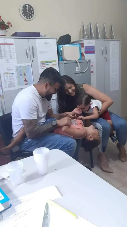 
				
					Professor realiza sonho de ter filhos após adotar irmãos
				
				