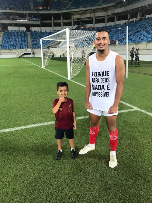 
				
					Cria do Treze, Téssio Cajá vibra com gol decisivo e acesso pelo América-RN na Série D
				
				