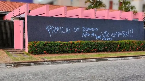 
				
					Modelo 'casado' com oito mulheres tem casa pichada com ofensas em João Pessoa
				
				