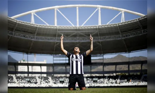 
				
					Tiquinho, do Botafogo, parabeniza Aldeone pela ida do Sousa à final do Paraibano 2023
				
				