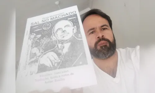 
				
					Poeta paraibano transforma poemas russos em folhetos de cordel
				
				