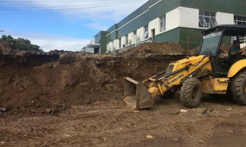 
                                        
                                            Após 8 meses, Estado inicia reconstrução de muro que desabou no Hospital das Clínicas
                                        
                                        