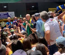 Ciro Gomes puxa coro e pede votos para Pedro em Campina