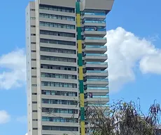 Justiça manda retirar faixa verde e amarela de residencial luxuoso de Campina Grande