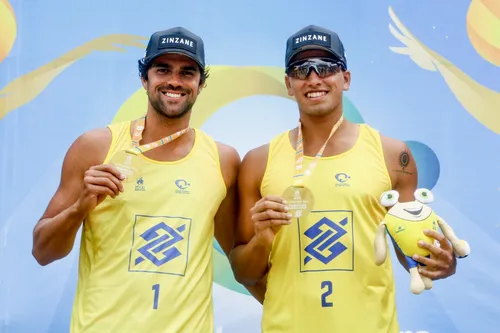 
				
					Vitor Felipe/Renato e André/George chegam a mais uma final do Circuito de Vôlei de Praia
				
				