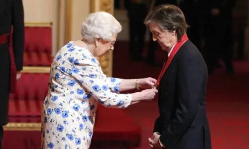 
                                        
                                            Paul McCartney tinha uma queda pela rainha Elizabeth quando era garoto e fez uma música para ela
                                        
                                        