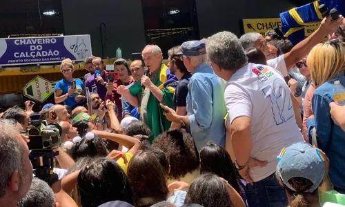 
                                        
                                            Ciro Gomes puxa coro e pede votos para Pedro em Campina
                                        
                                        