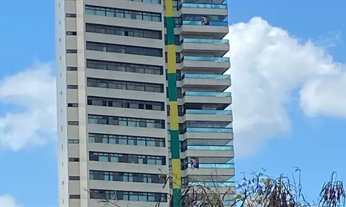 
                                        
                                            Justiça manda retirar faixa verde e amarela de residencial luxuoso de Campina Grande
                                        
                                        