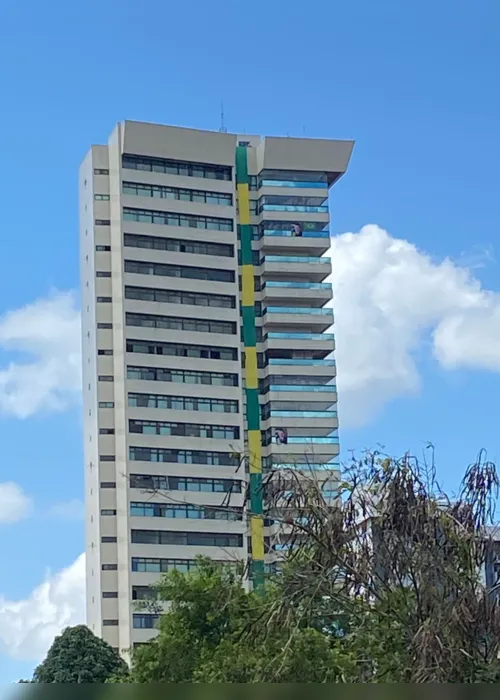 
                                        
                                            Justiça manda retirar faixa verde e amarela de residencial luxuoso de Campina Grande
                                        
                                        
