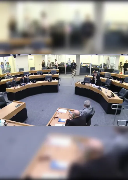 
                                        
                                            Câmera fica ligada e deputado aparece sem calça em sessão híbrida da Assembleia da Paraíba
                                        
                                        
