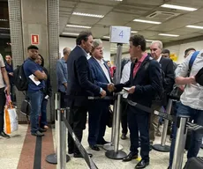 João e Veneziano se cumprimentam no aeroporto após encontro com Lula