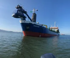 Embarcação projetada para ampliar canal de acesso do porto de Cabedelo chega à Paraíba