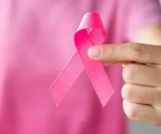 Mulher descobre câncer de mama mesmo sem alteração aparente: ‘quem acha cedo, acha a cura’