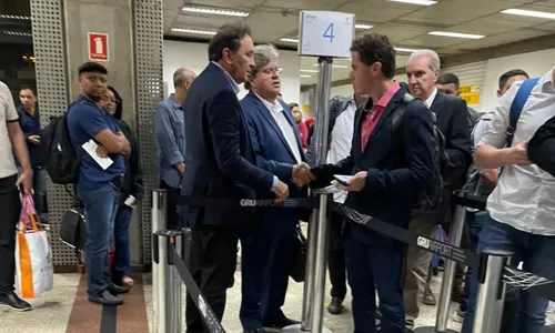 
                                        
                                            João e Veneziano se cumprimentam no aeroporto após encontro com Lula
                                        
                                        