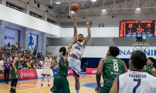 
                                        
                                            Antônio comemora desempenho da Unifacisa na vitória diante do Cerrado, pela estreia no NBB
                                        
                                        