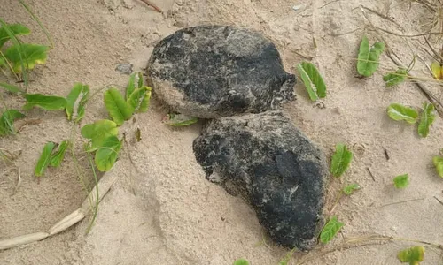 
                                        
                                            Manchas de óleo são encontradas na orla de Cabedelo
                                        
                                        