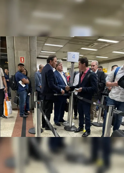 
                                        
                                            João e Veneziano se cumprimentam no aeroporto após encontro com Lula
                                        
                                        