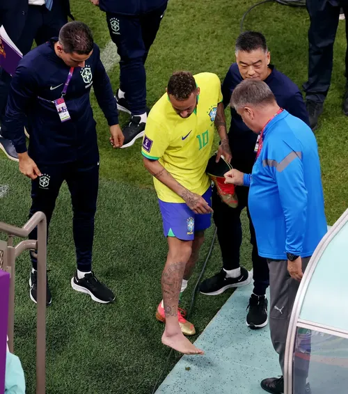 
				
					Neymar sofre entorse no tornozelo e sai de campo chorando em estreia do Brasil na Copa do Mundo
				
				