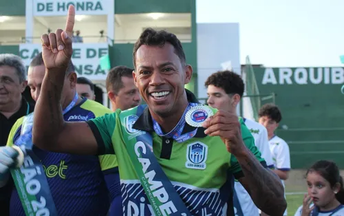 
				
					Serra Branca demite Marcelinho Paraíba após derrota contra o Treze
				
				