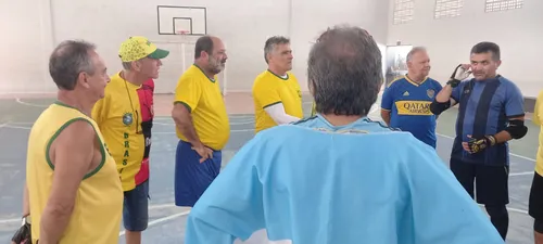 
				
					Amigos fazem jogo simbolizando um Brasil x Argentina, com Romário sendo o artilheiro
				
				