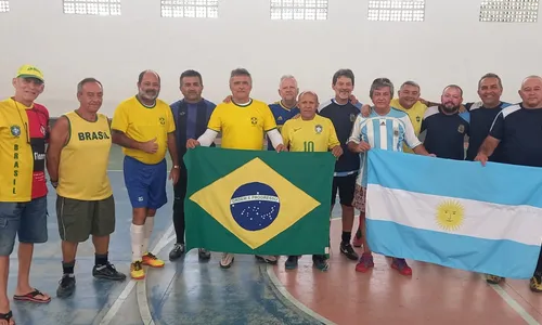 
                                        
                                            Amigos fazem jogo simbolizando um Brasil x Argentina, com Romário sendo o artilheiro
                                        
                                        