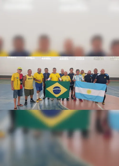 
                                        
                                            Amigos fazem jogo simbolizando um Brasil x Argentina, com Romário sendo o artilheiro
                                        
                                        