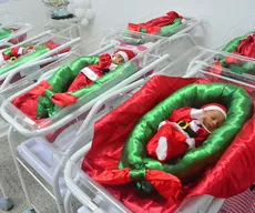 Bebês prematuros são vestidos com temas natalinos em maternidade de João Pessoa