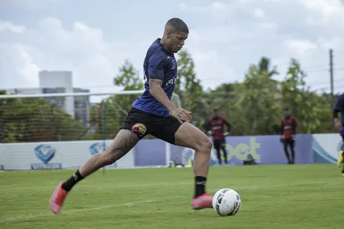 
				
					Miullen diz que chega ao Botafogo-PB para somar e elogia comissão técnica do clube
				
				