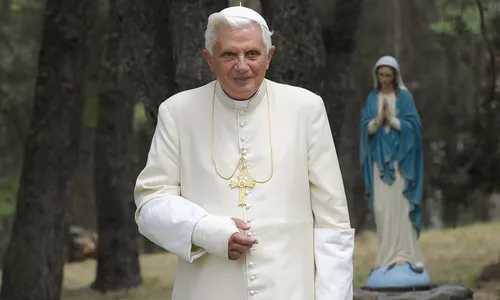 
                                        
                                            Papa Emérito Bento XVI morre aos 95 anos, no Vaticano
                                        
                                        